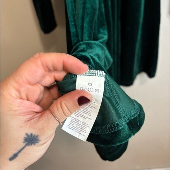 Elegant Green Velvet Dress - Picture 3 of 3
